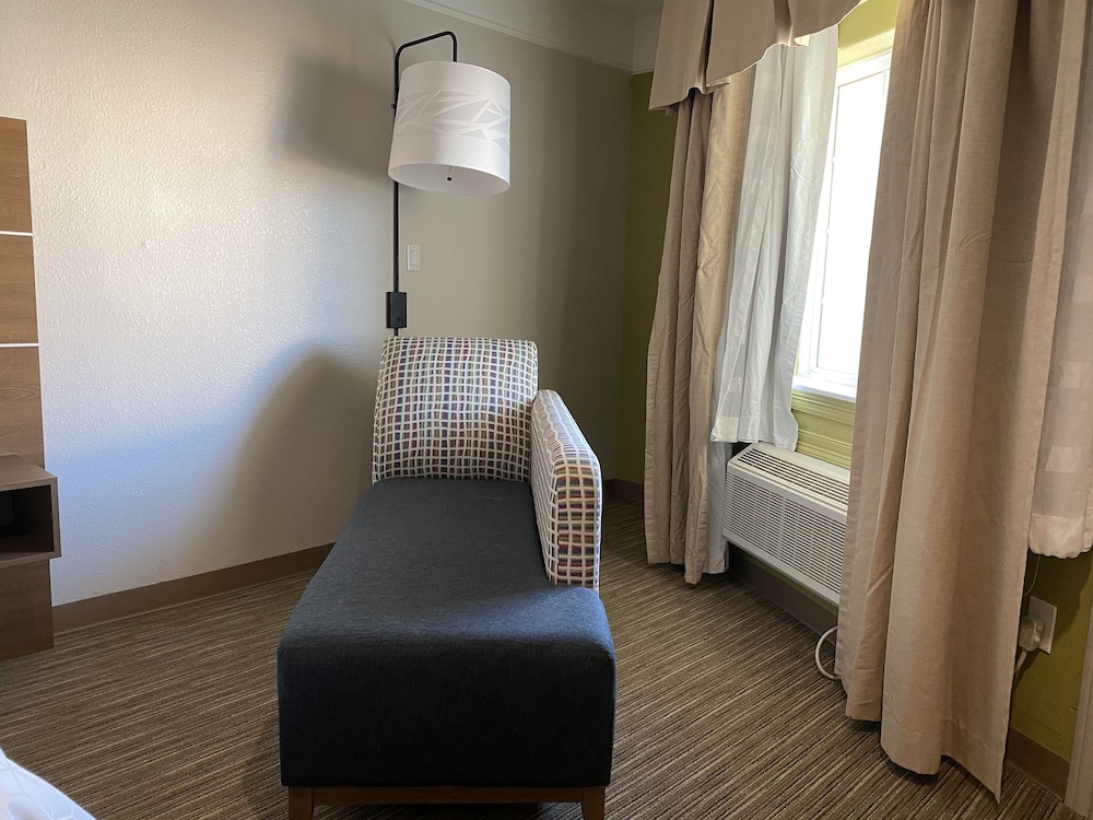 Holiday Inn Express Hotel And Suites Galveston West Seawall 37/64