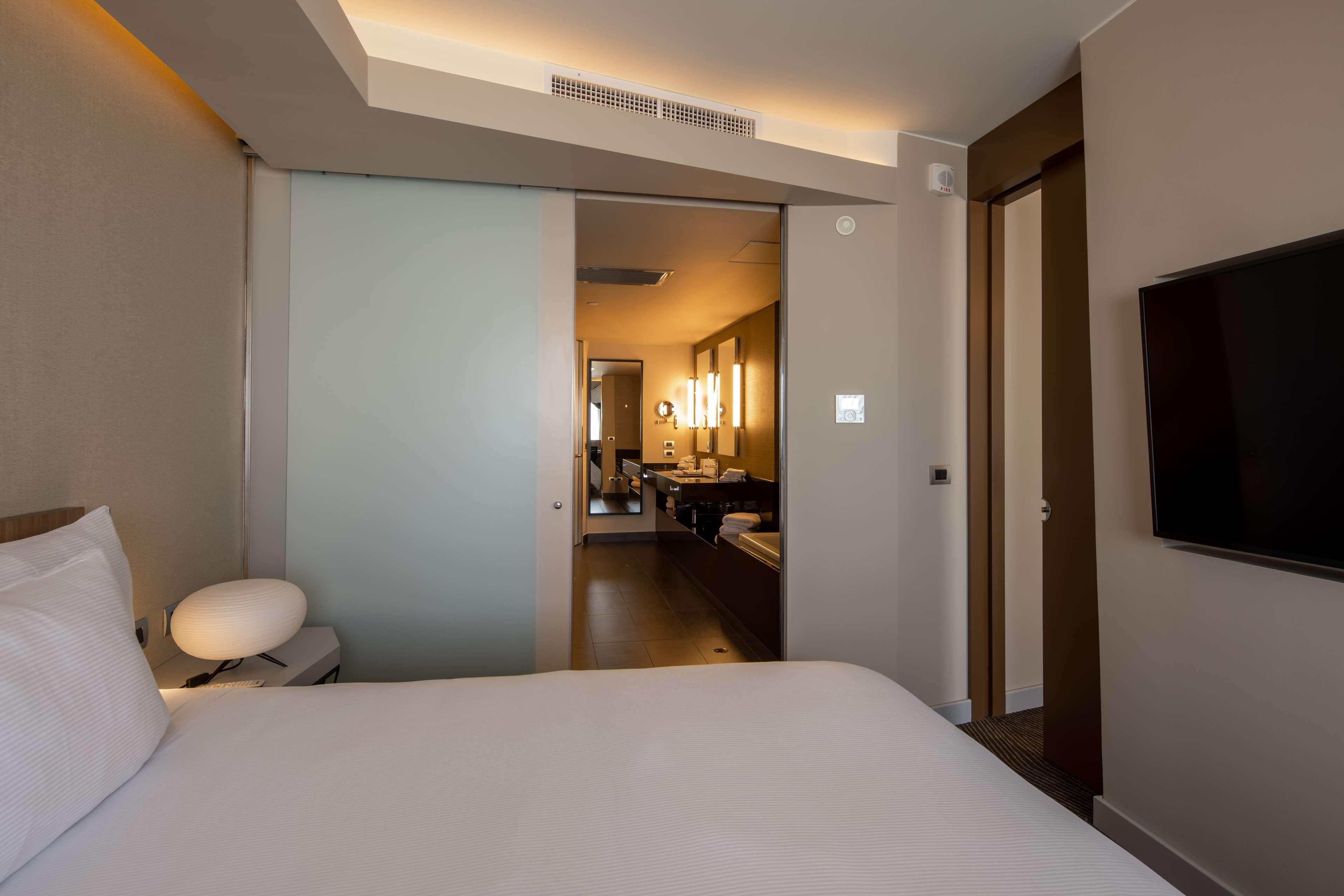 1 BEDROOM, SUITE, QUEEN BED, SOFA
