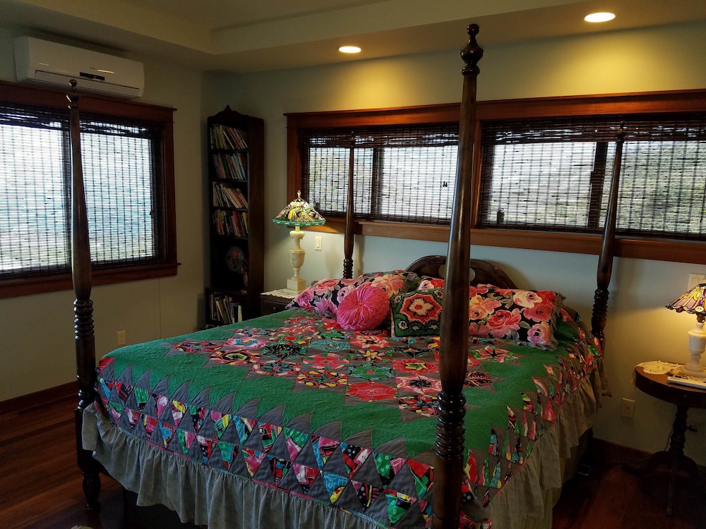 Kona Palace in Captain Cook 11/42