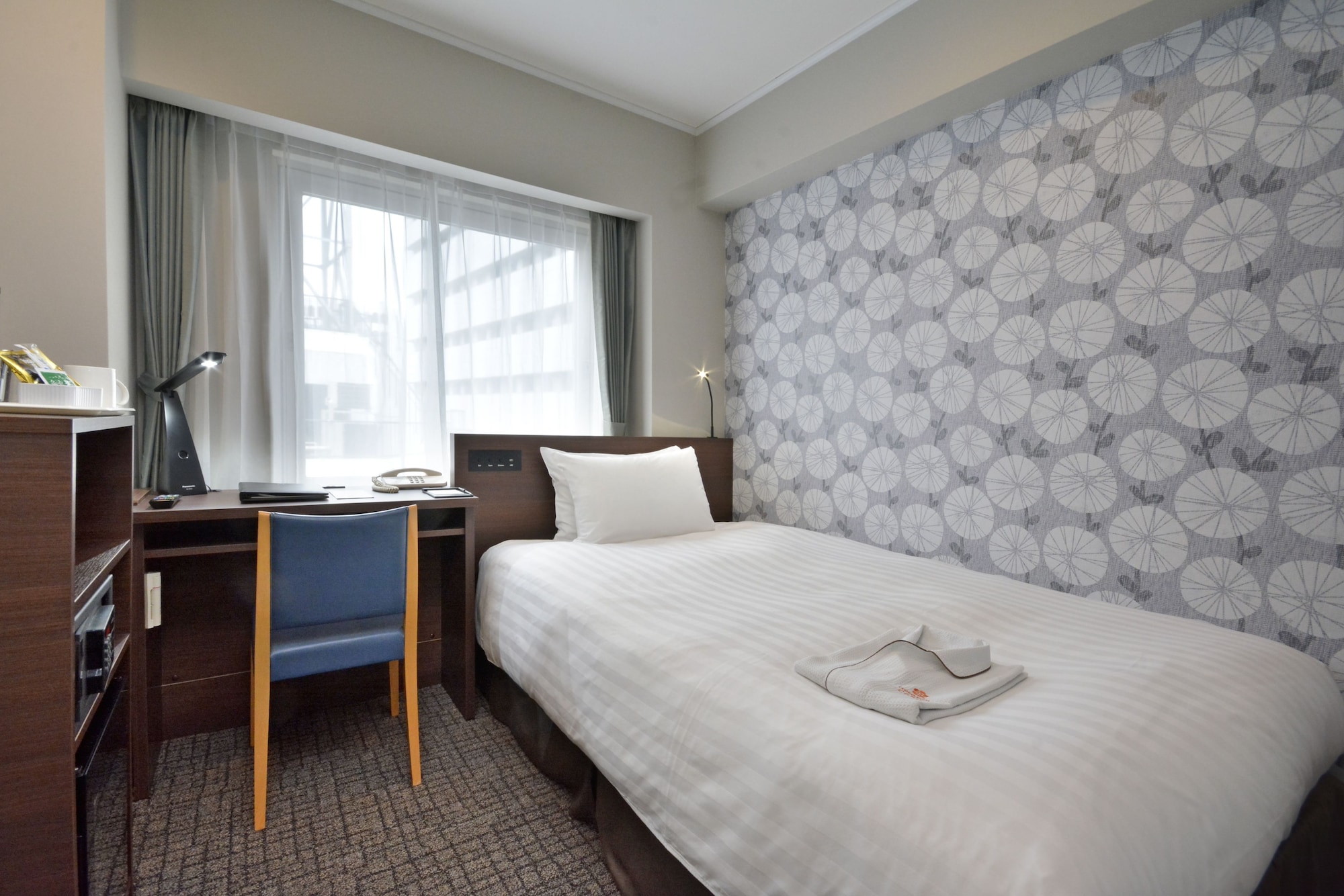 ROOM, SINGLE