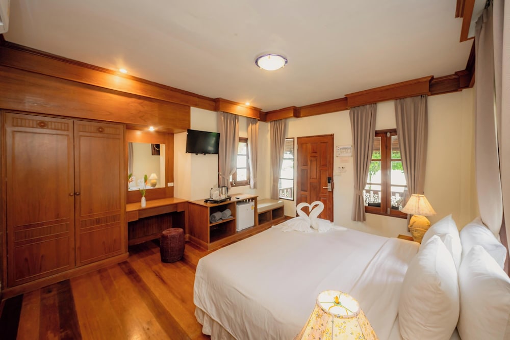 Superior, Cottage, King Bed, Pool or Sea Side