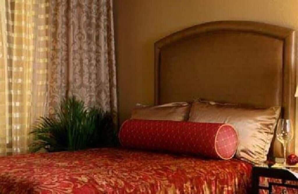 2 BEDROOMS, SUITE
