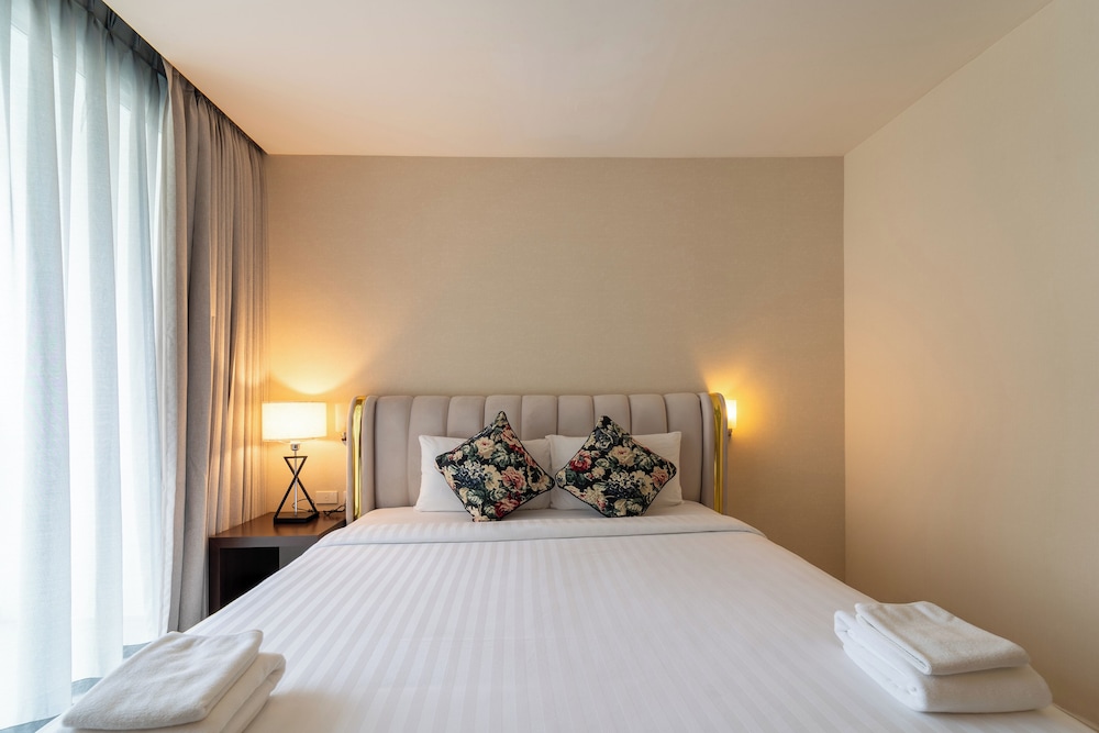 1 BEDROOM, SUITE