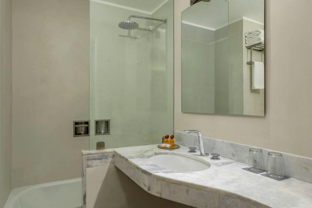 Guest Room, Superior, Queen Bed, Partial Lake View, Pool Access