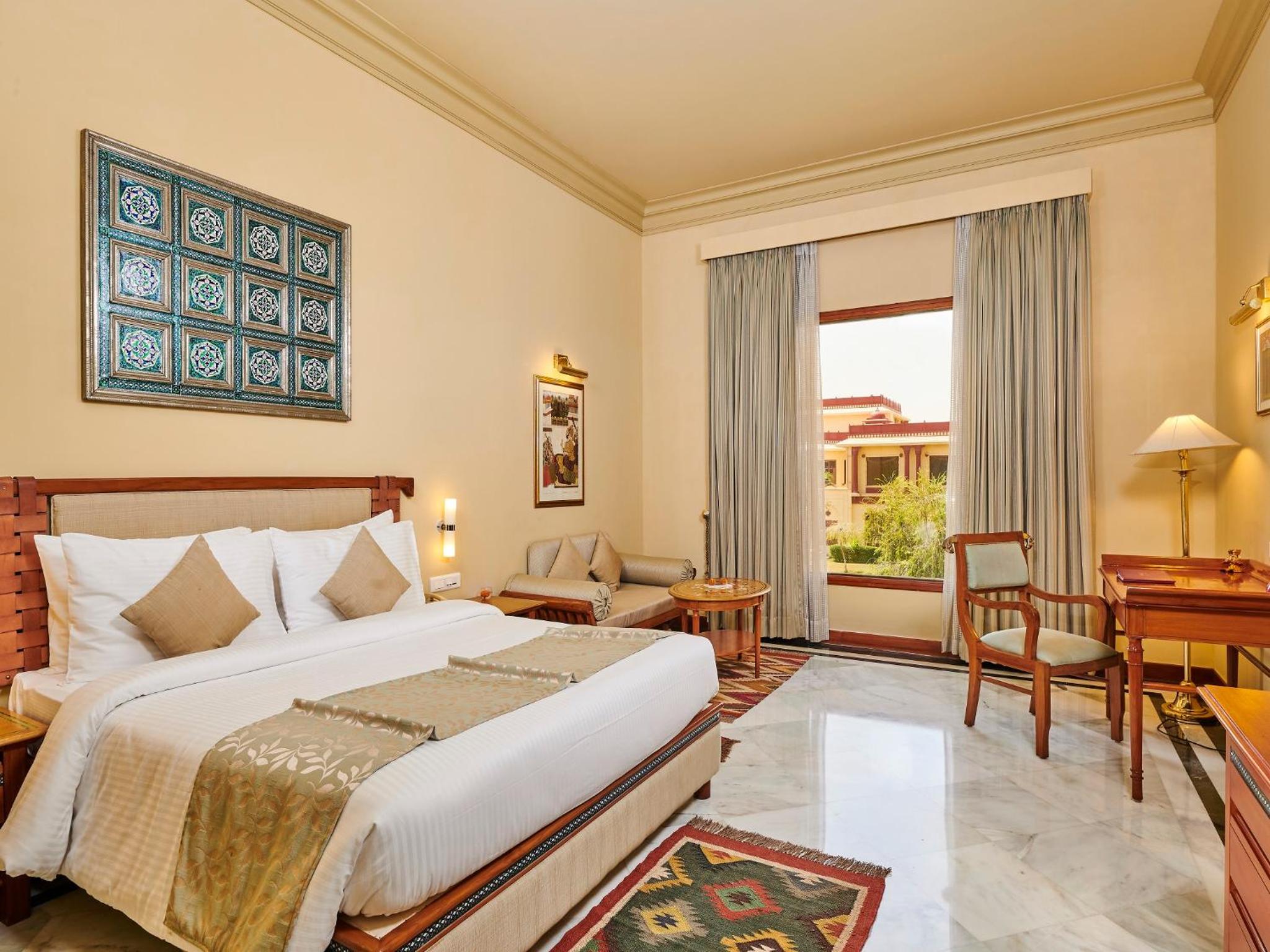 Royal, Courtyard, Double or Twin Bed, Bathtub