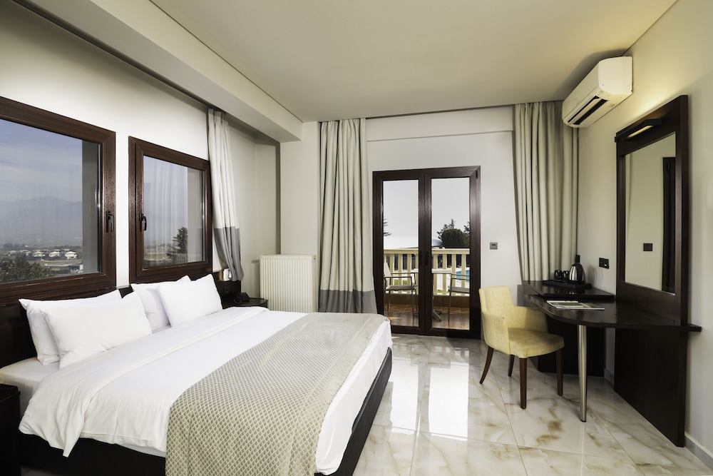STANDARD, DOUBLE OR TWIN BED, POOL VIEW