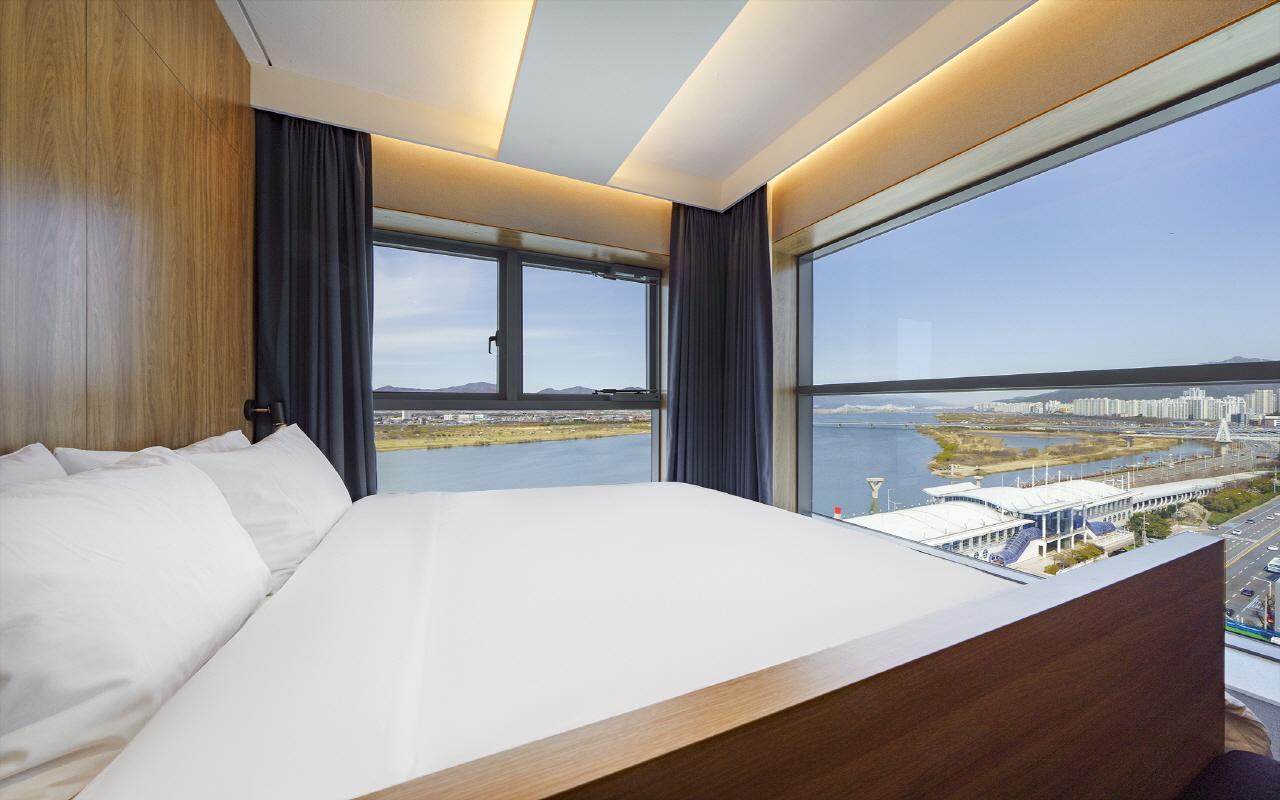 Fantastic, Suite, Single Bed, 2 Double Beds, River View, Corner