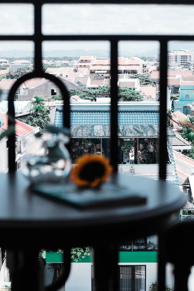 Uptown Hotel 25/46