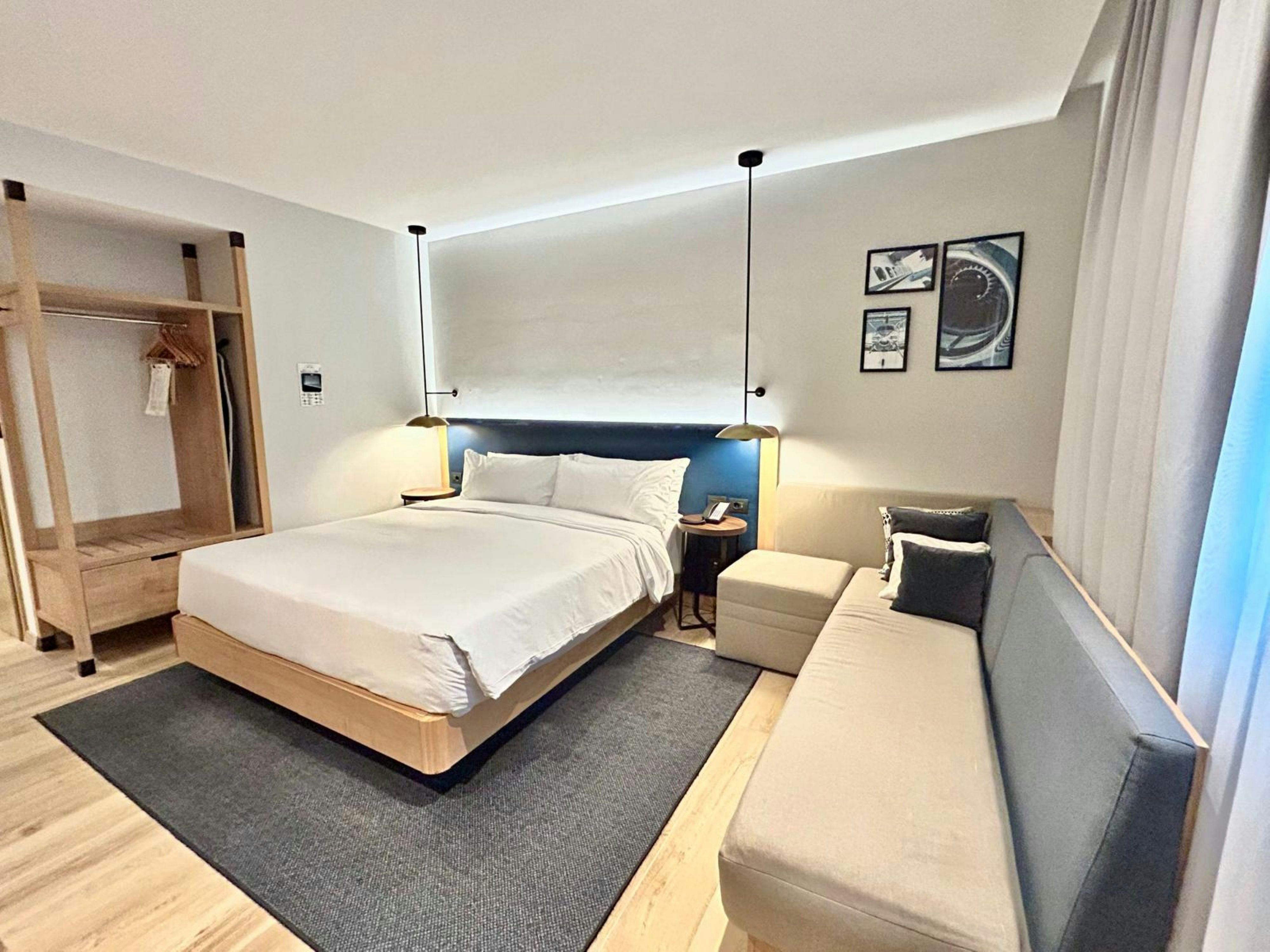 GUEST ROOM, KING BED