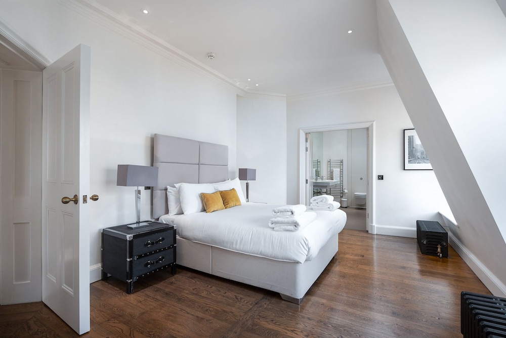 Grosvenor Gardens by CAPITAL 5/50