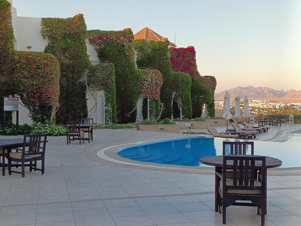 Eden Rock Hotel 30/32
