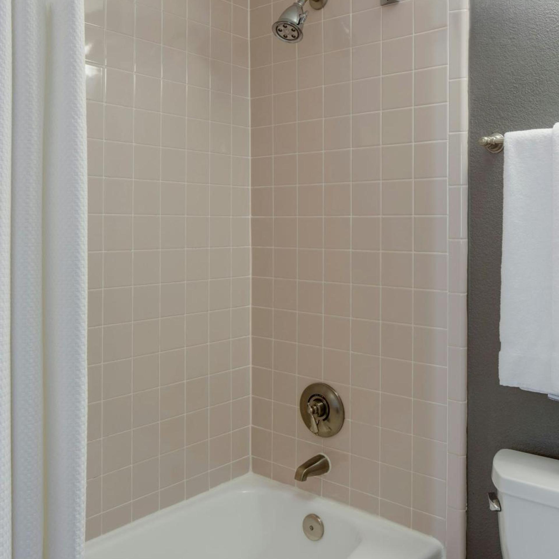 غرفة بسرير كينج بحوض استحمام لذوي الإعاقة، COURTYARD BY MARRIOTT LOGAN AIRPORT 7/7