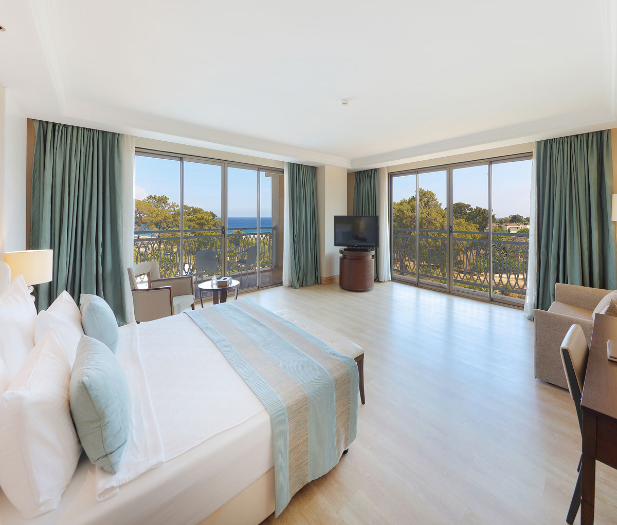 Superior, Double Bed, Lateral Side Sea View