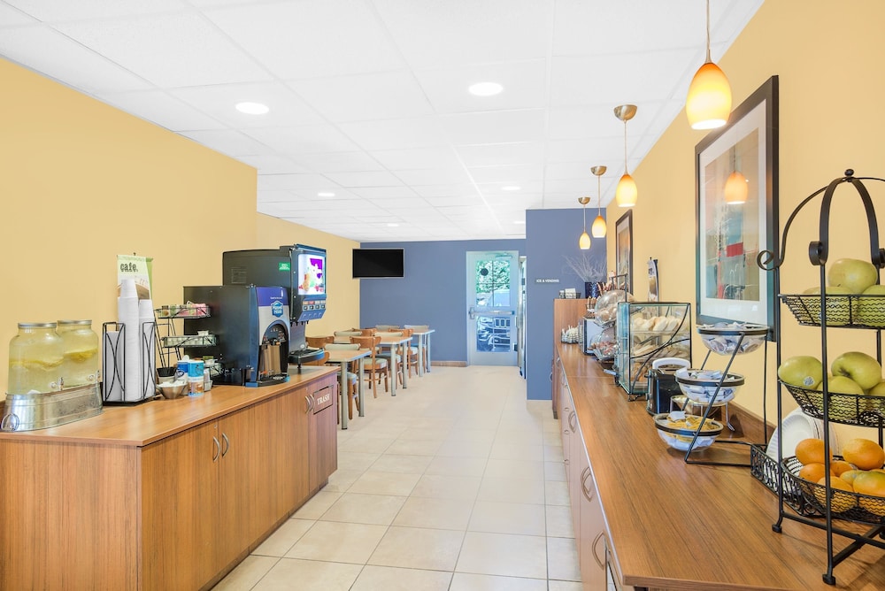 Microtel Inn & Suites By Wyndham Chili /Rochester Airport 15/19