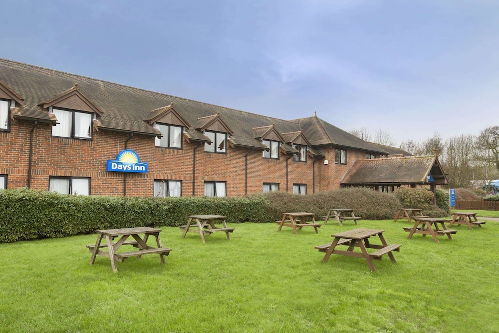 Days Inn by Wyndham Sevenoaks Clacket Lane 1/41
