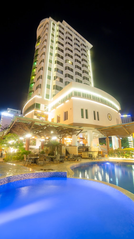 The Light Hotel Resort 4/70
