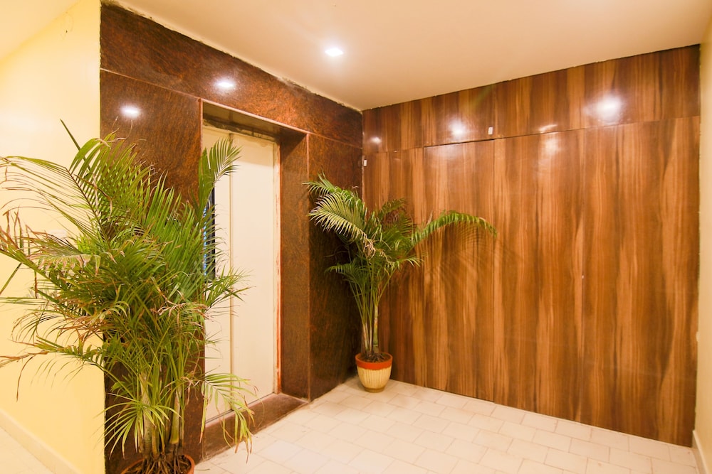 Oyo 10709 Hotel Sbt 18/23