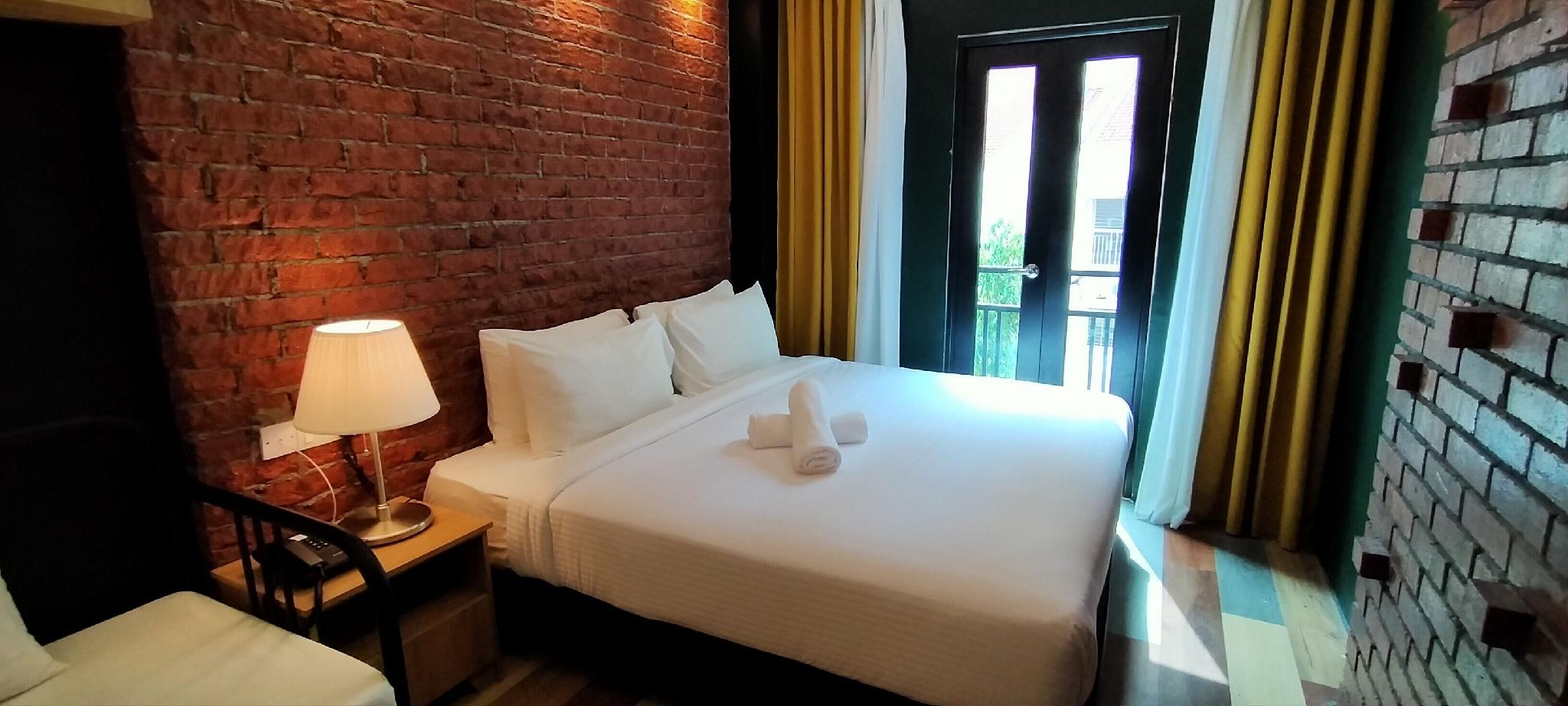 DELUXE, STUDIO, SUITE