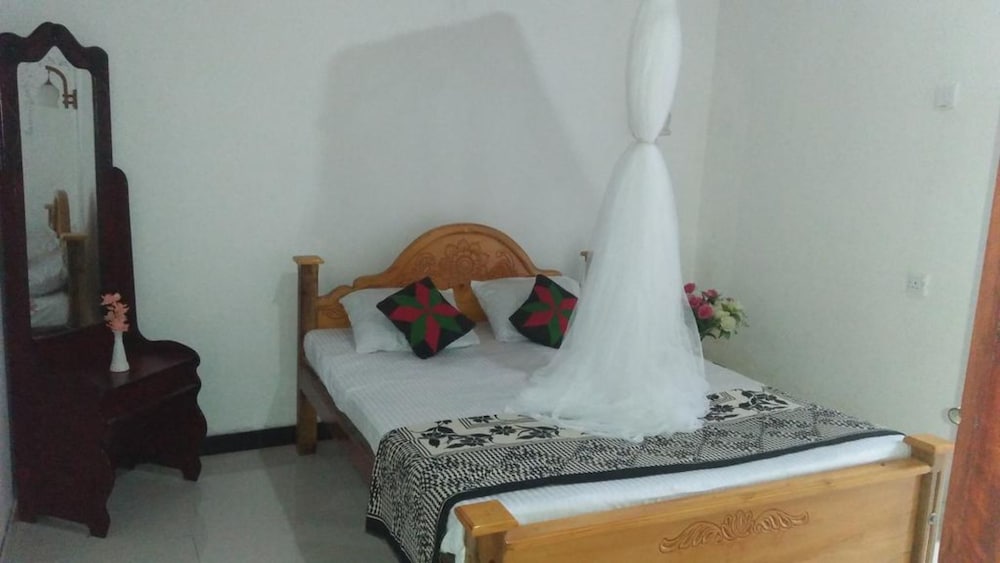 ROOM, QUEEN BED, PRIVATE BATHROOM, SMOKING