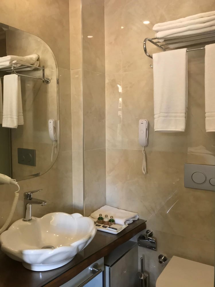 Galatahan Hotel 8/55