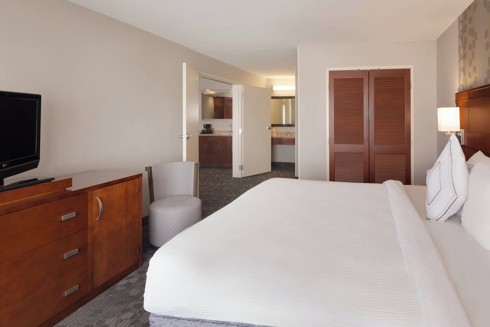 1 BEDROOM, SUITE