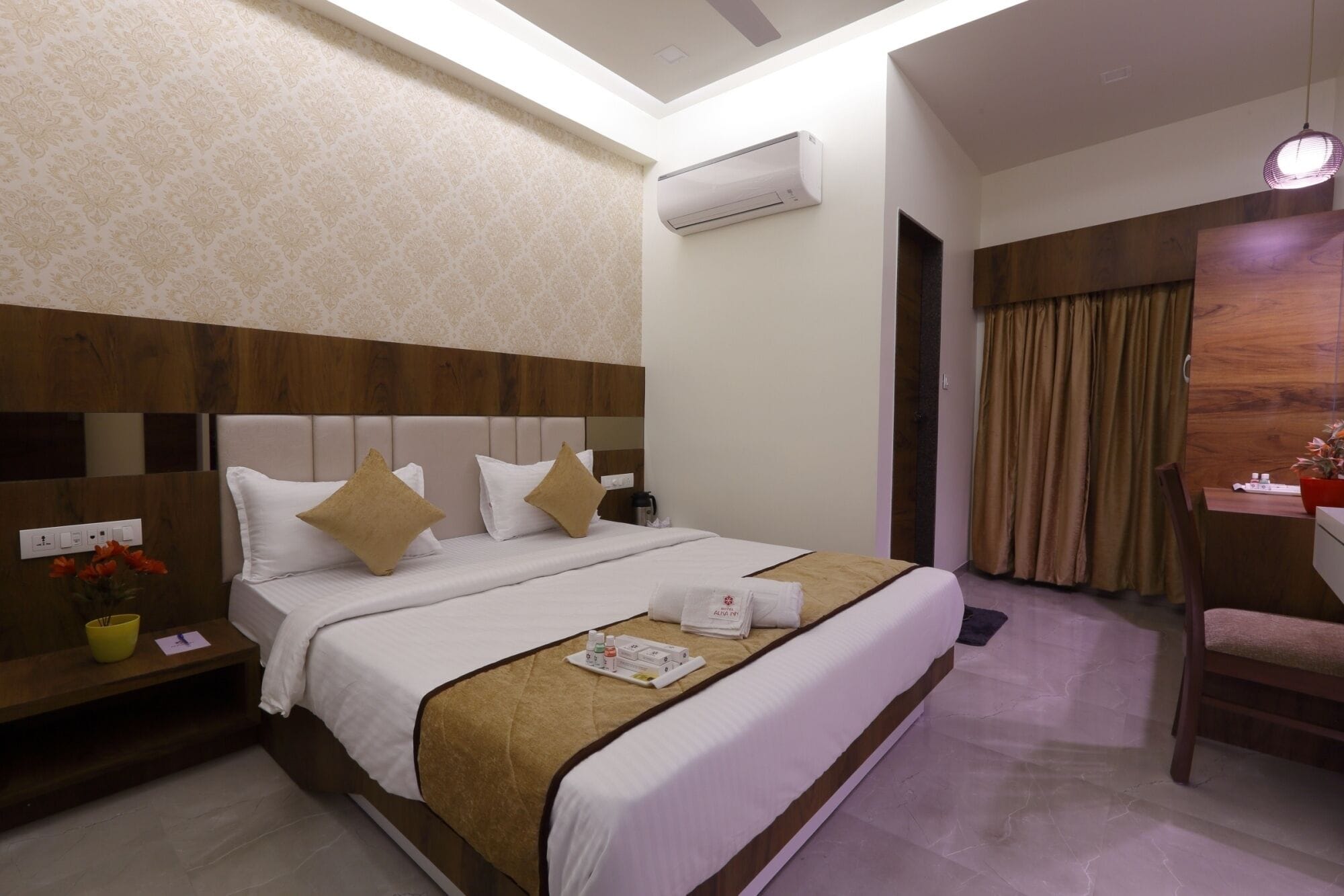 DELUXE, DOUBLE BED
