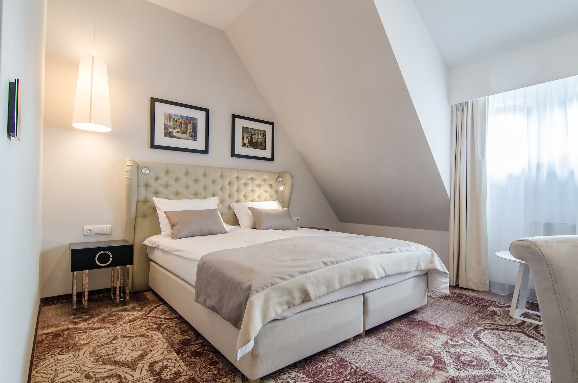 Stout, Queen Bed