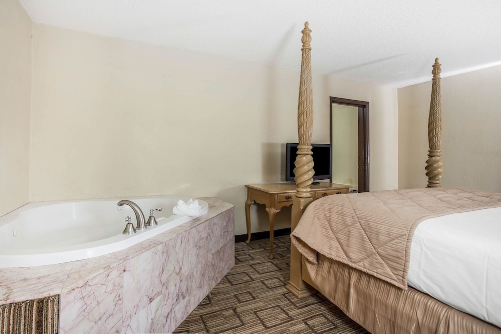 Clarion Hotel Fort Mill Near Amusement Park 4/35