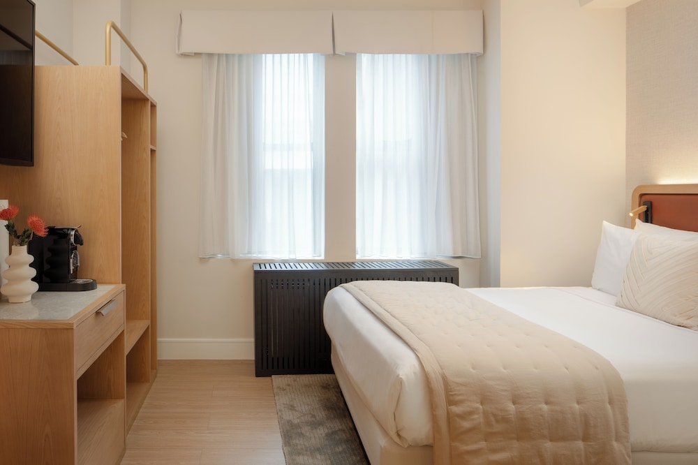DELUXE, QUEEN BED