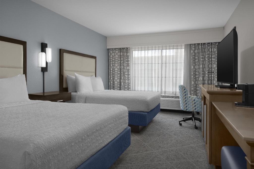 Room, 2 Queen Beds, Working Area, Accessible
