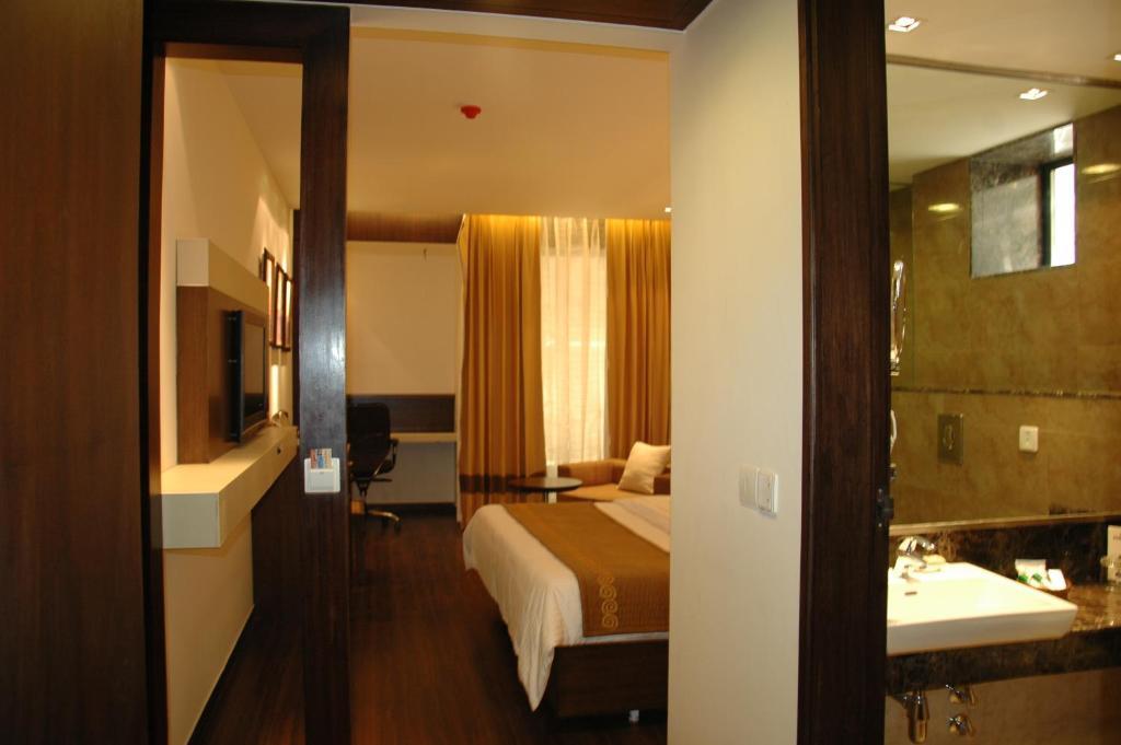 غرفة كلوب بريميوم مفردة، Shervani Nehru Palace Hotel 2/2