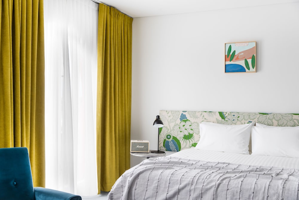 ROOM, QUEEN BED, SIDE VIEW