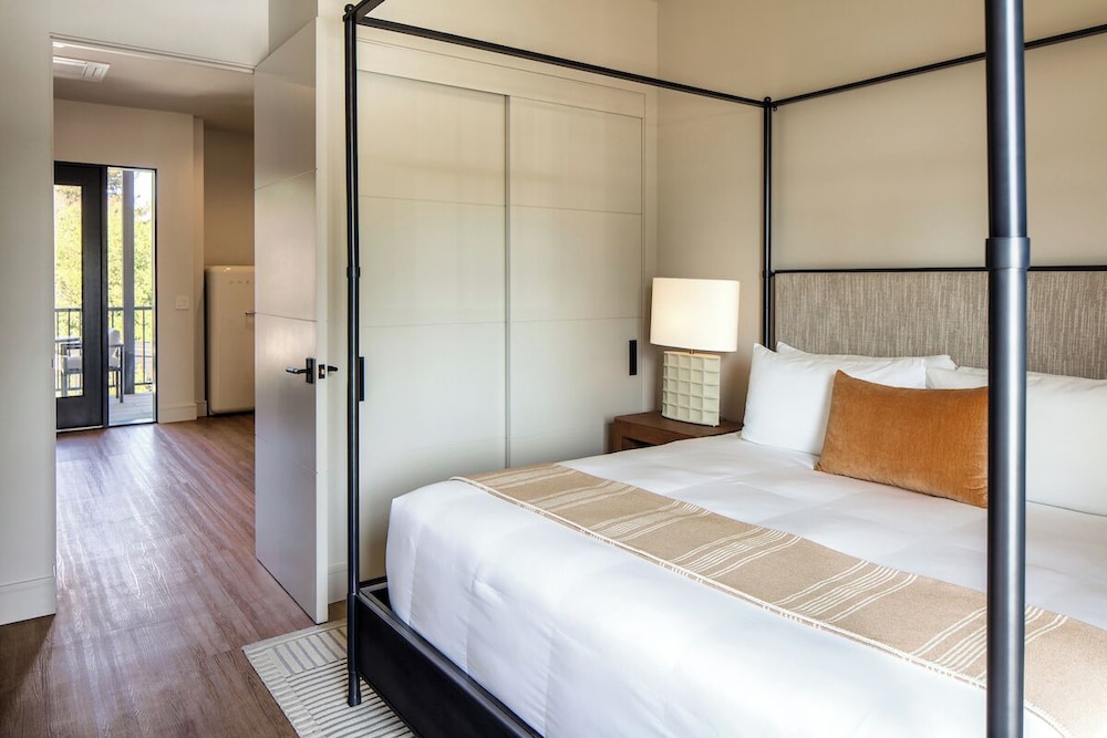 Grove, King Bed, Balcony