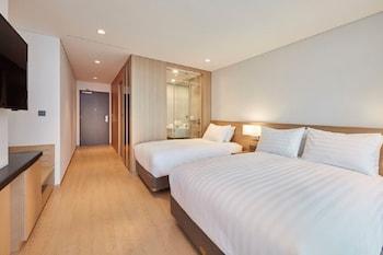 Deluxe, Twin Beds, Pool Access, Low Floor