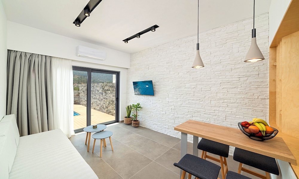 Aelia Suites 49/63
