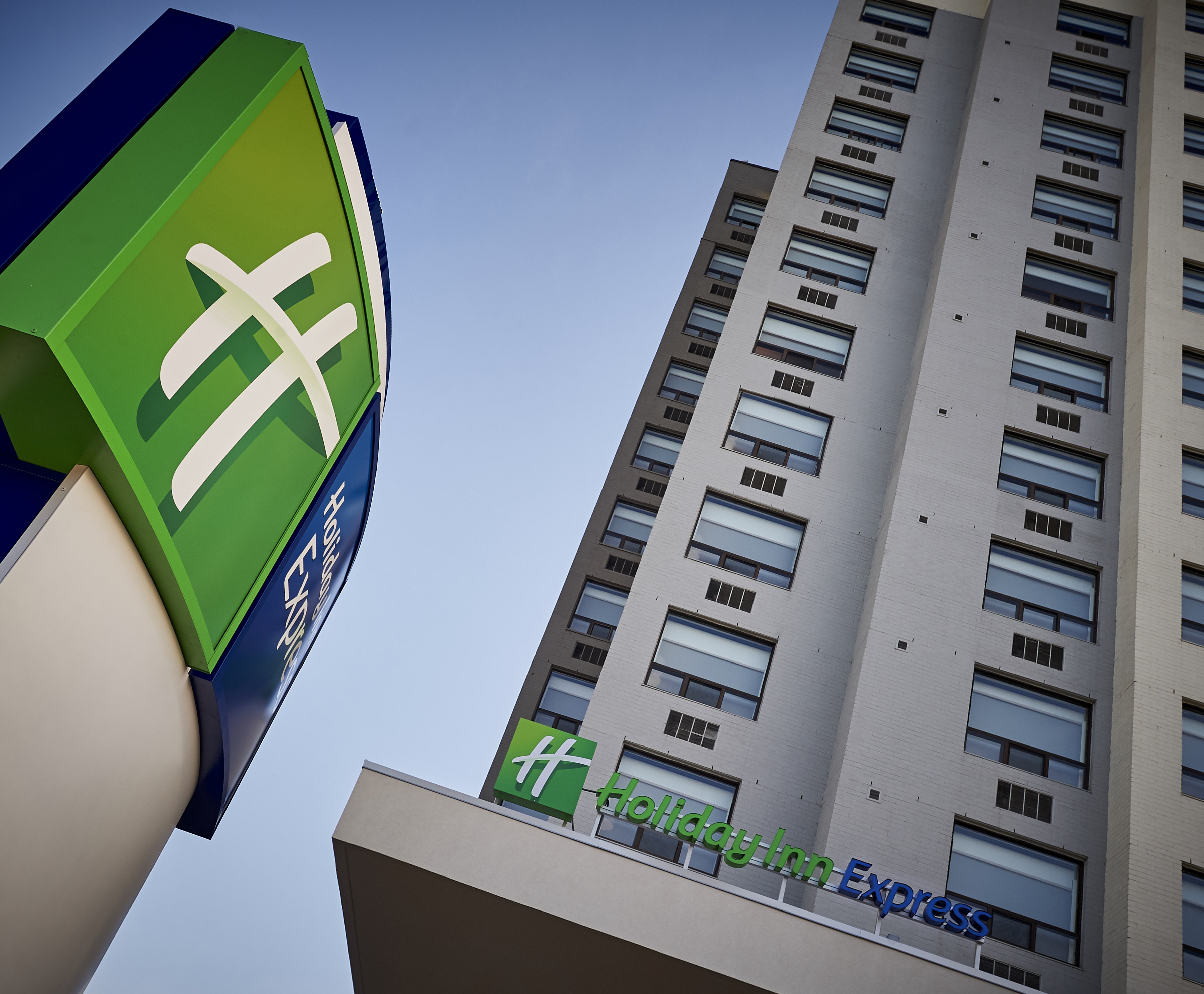 Holiday Inn Express Windsor Waterfront 4/77