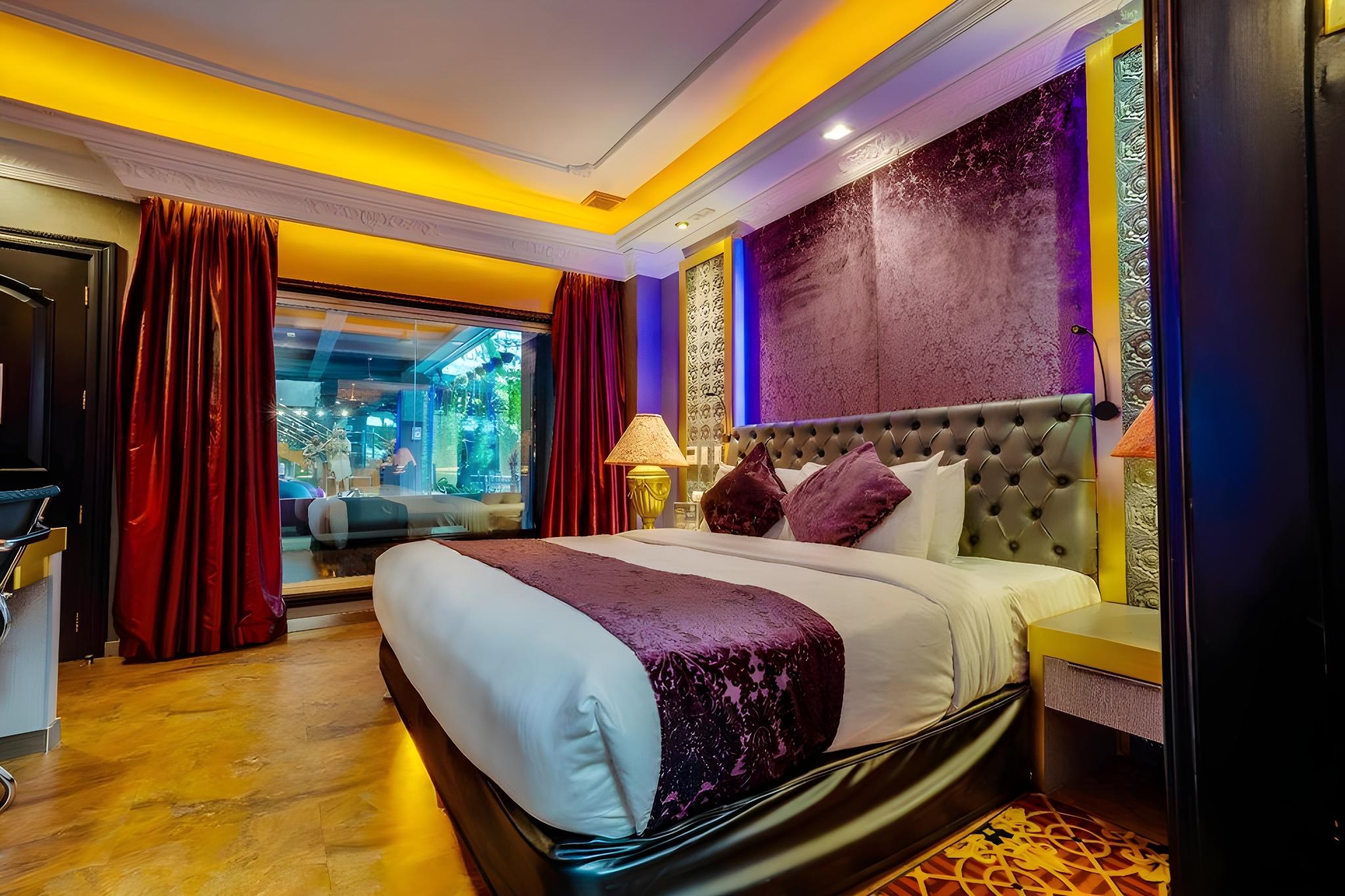 Junior Suite, King Bed, Pool Bar