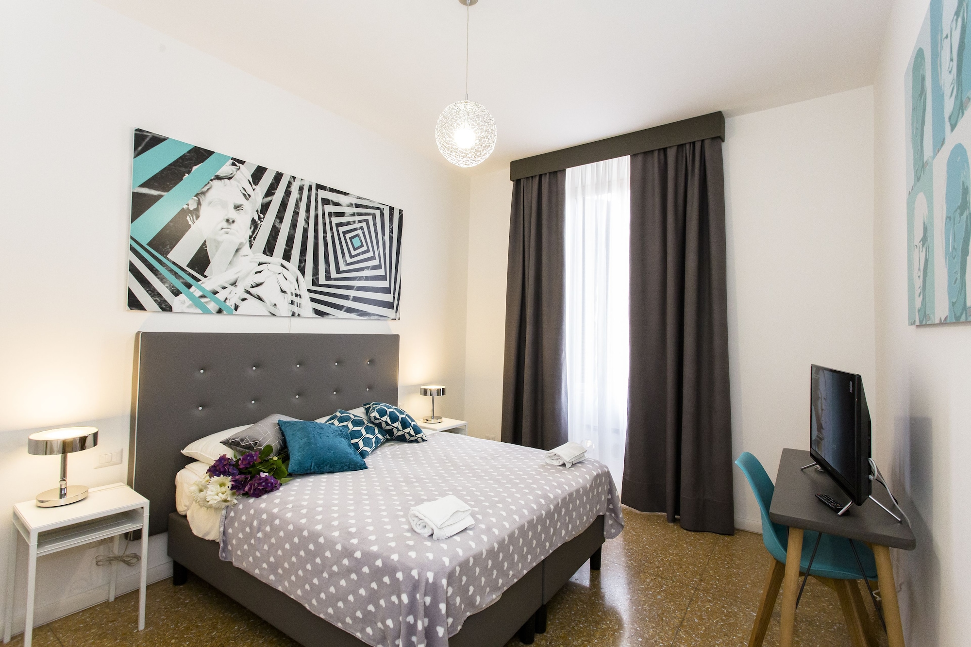 ROOM, DOUBLE OR TWIN BED
