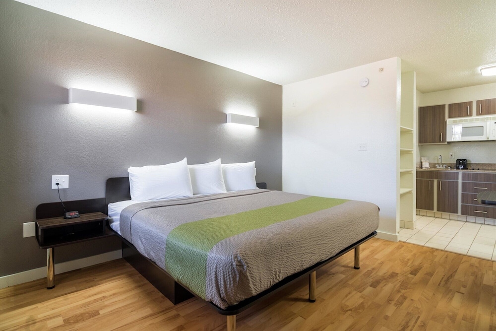 DELUXE, KING BED, KITCHENETTE, SMOKING