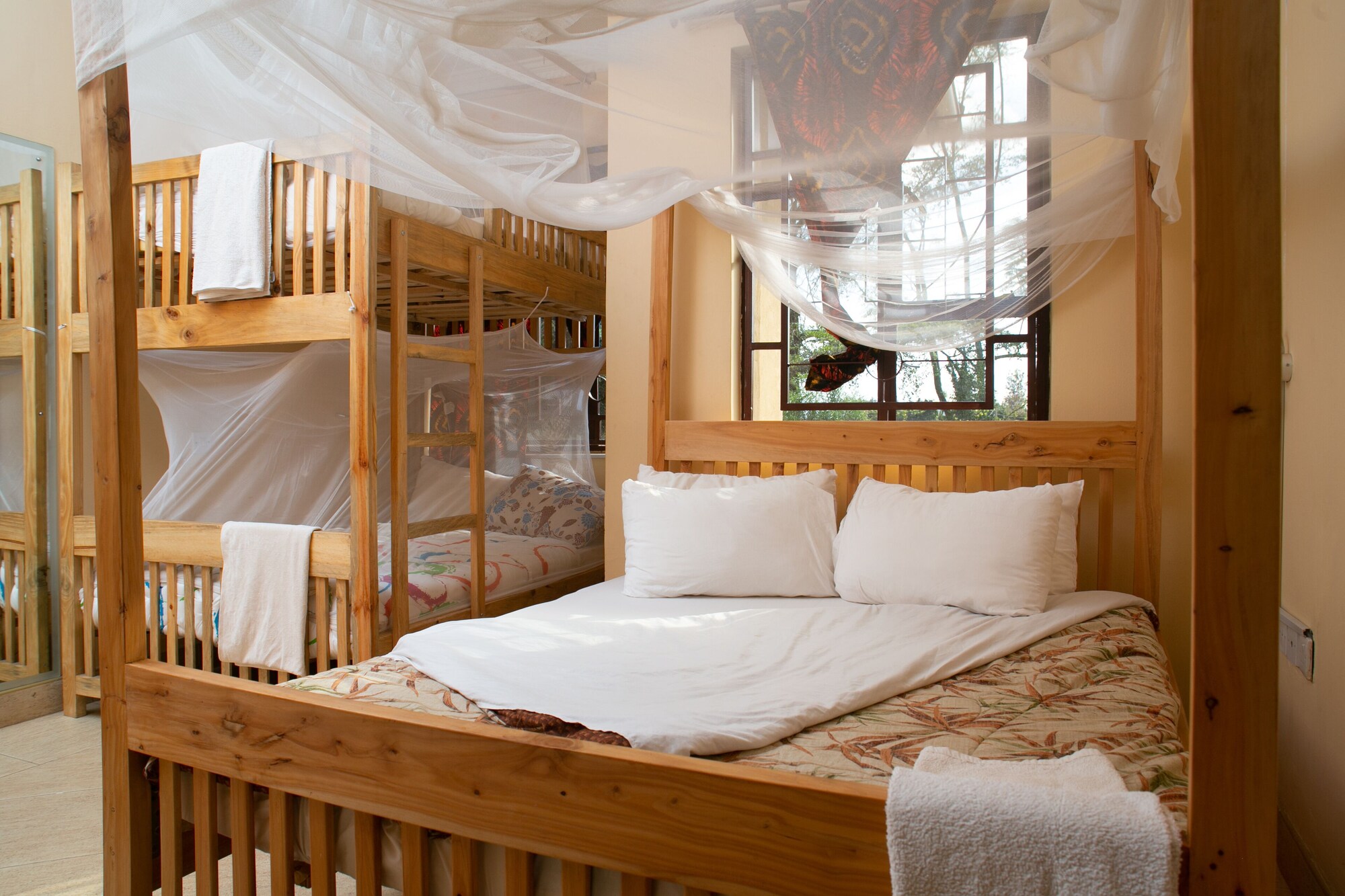 ROOM, TWIN BEDS