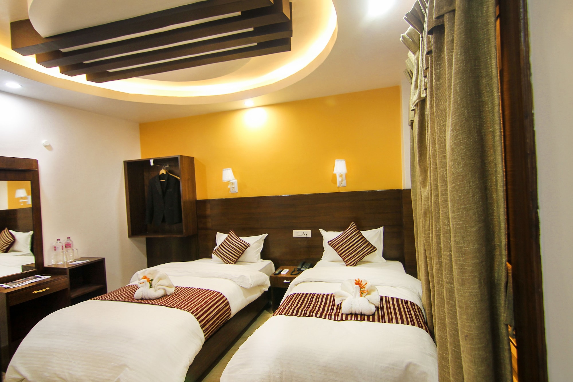 DELUXE, TWIN BEDS