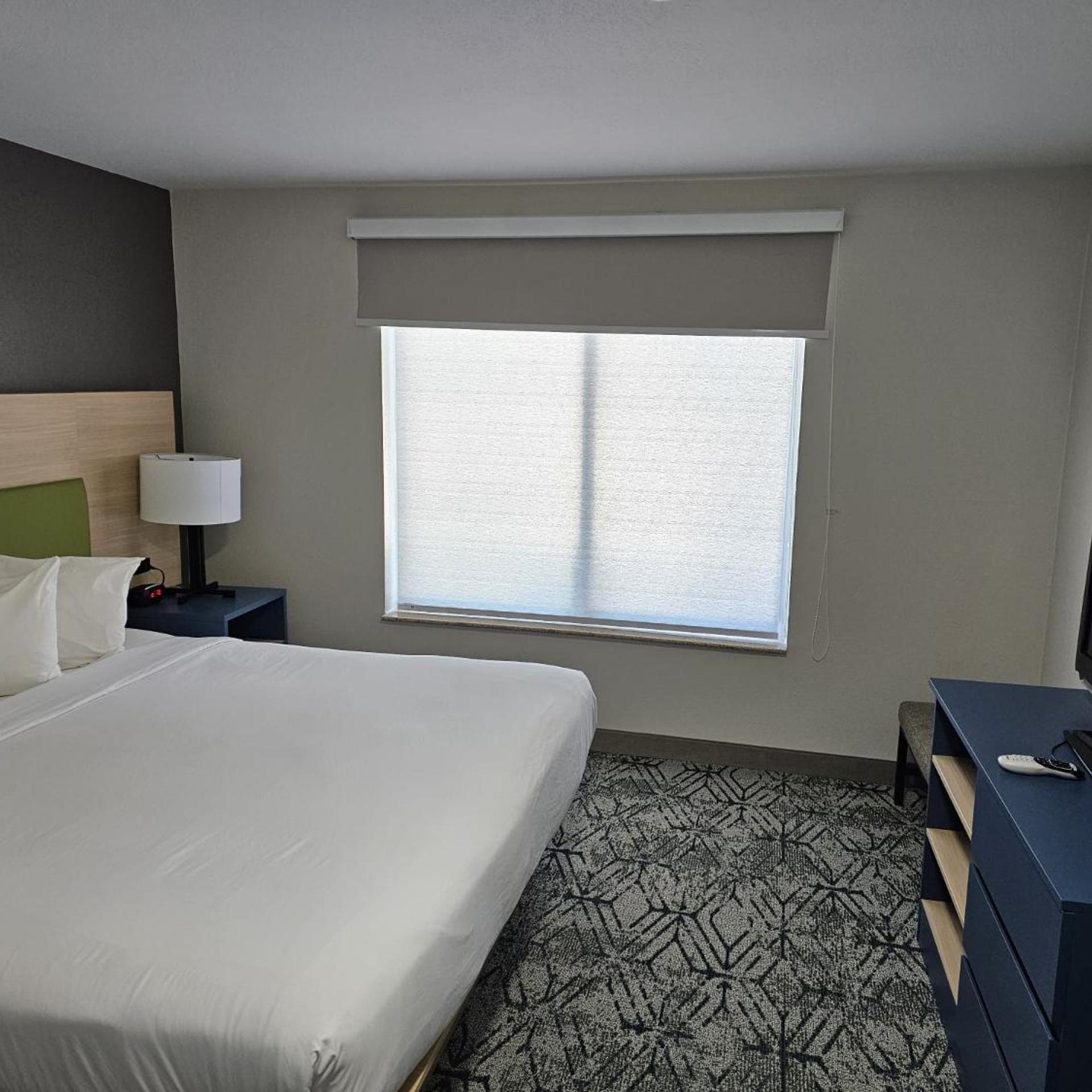 غرفة بسرير كينج، Country Inn Suites By Radisson Savannah I 95 North Ga 19/20