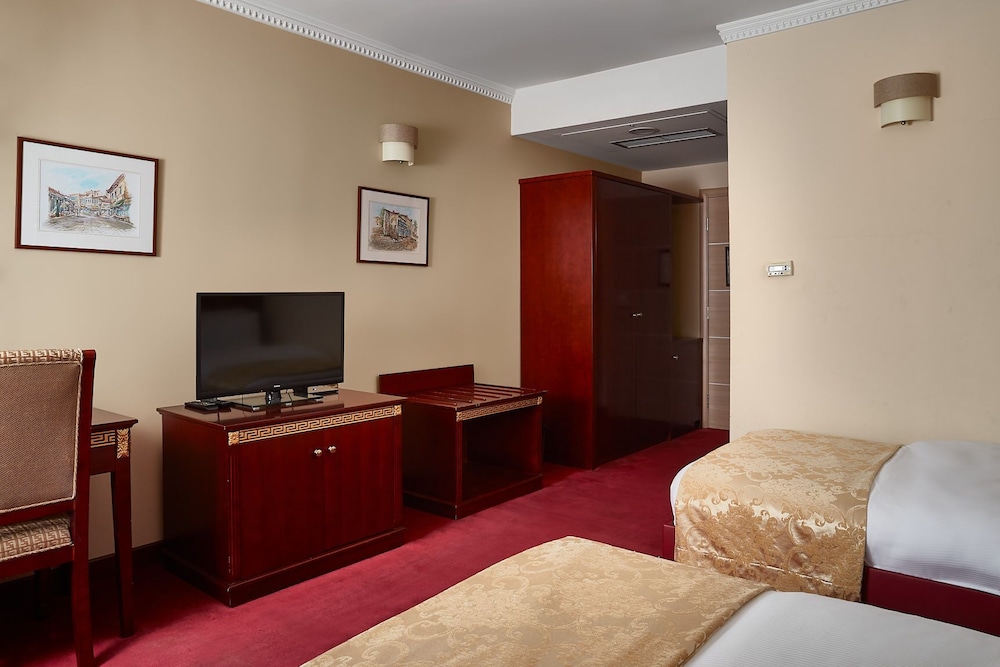 Gold Hotel 29/67