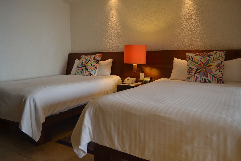 Grand, Deluxe, 2 Double Beds, Las Brisas Ixtapa 3/6