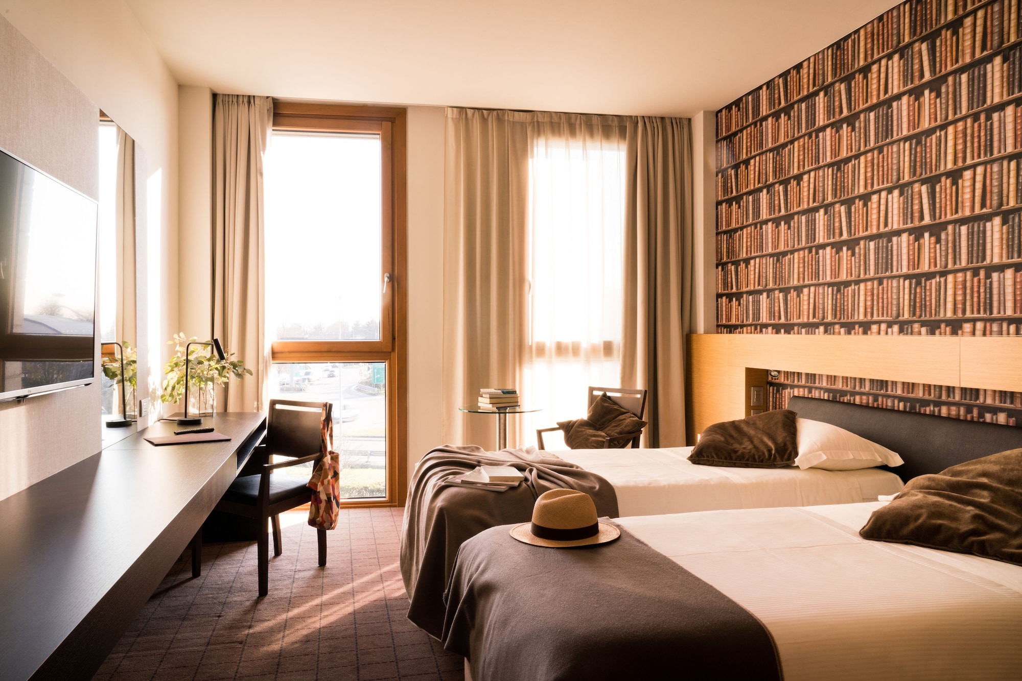 EXECUTIVE, TWIN BEDS