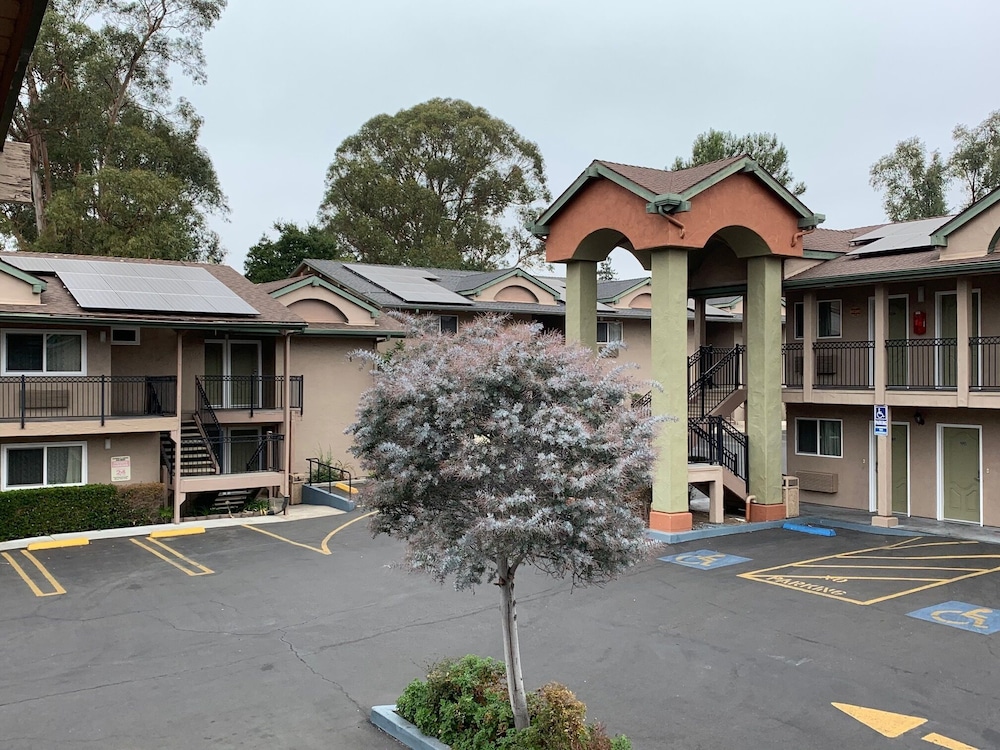Olive Tree Inn & Suites, a Howard Johnson by Wyndham 68/72