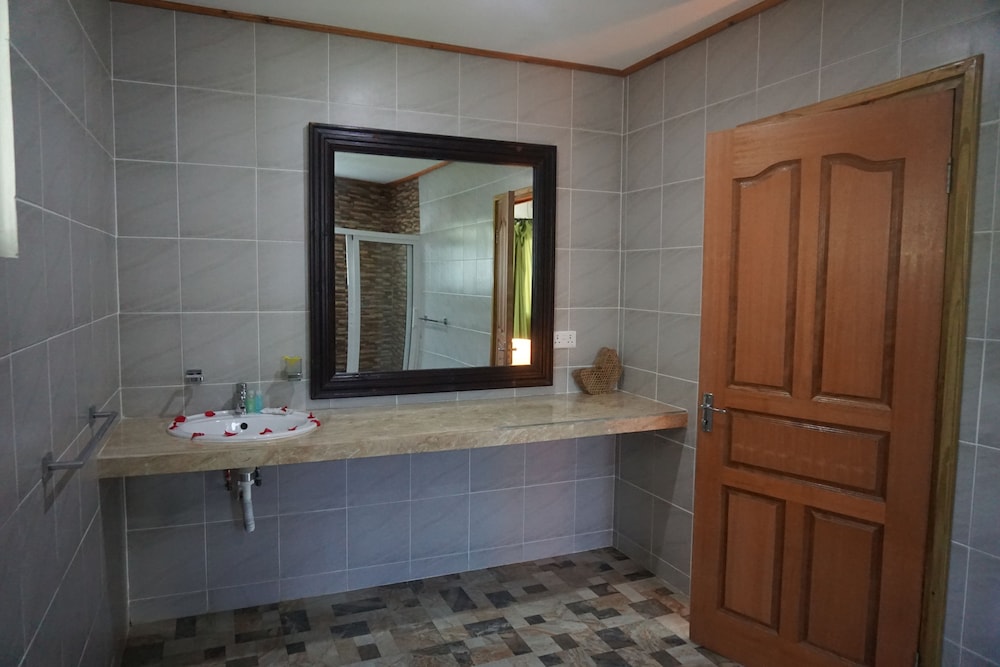 BAMBOO CHALETS 36/39