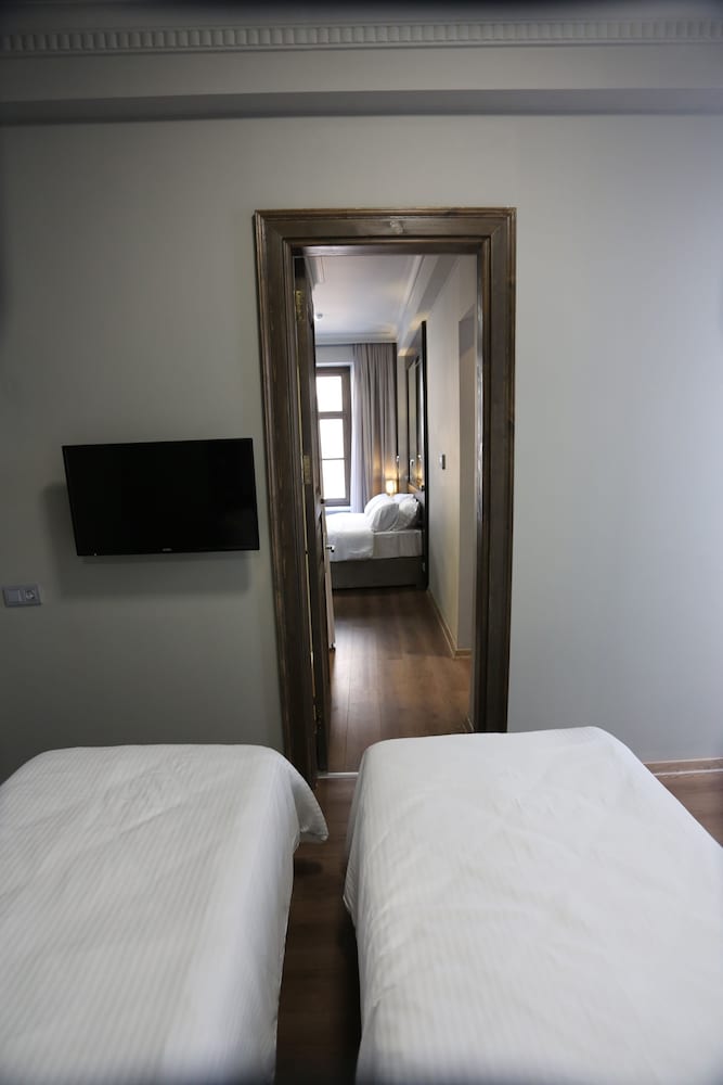 Ferman Pera Hotel 21/65