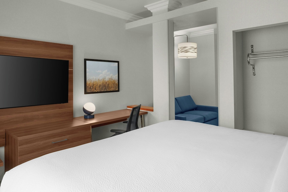 Holiday Inn Express Suites Rancho Cucamonga 19/57
