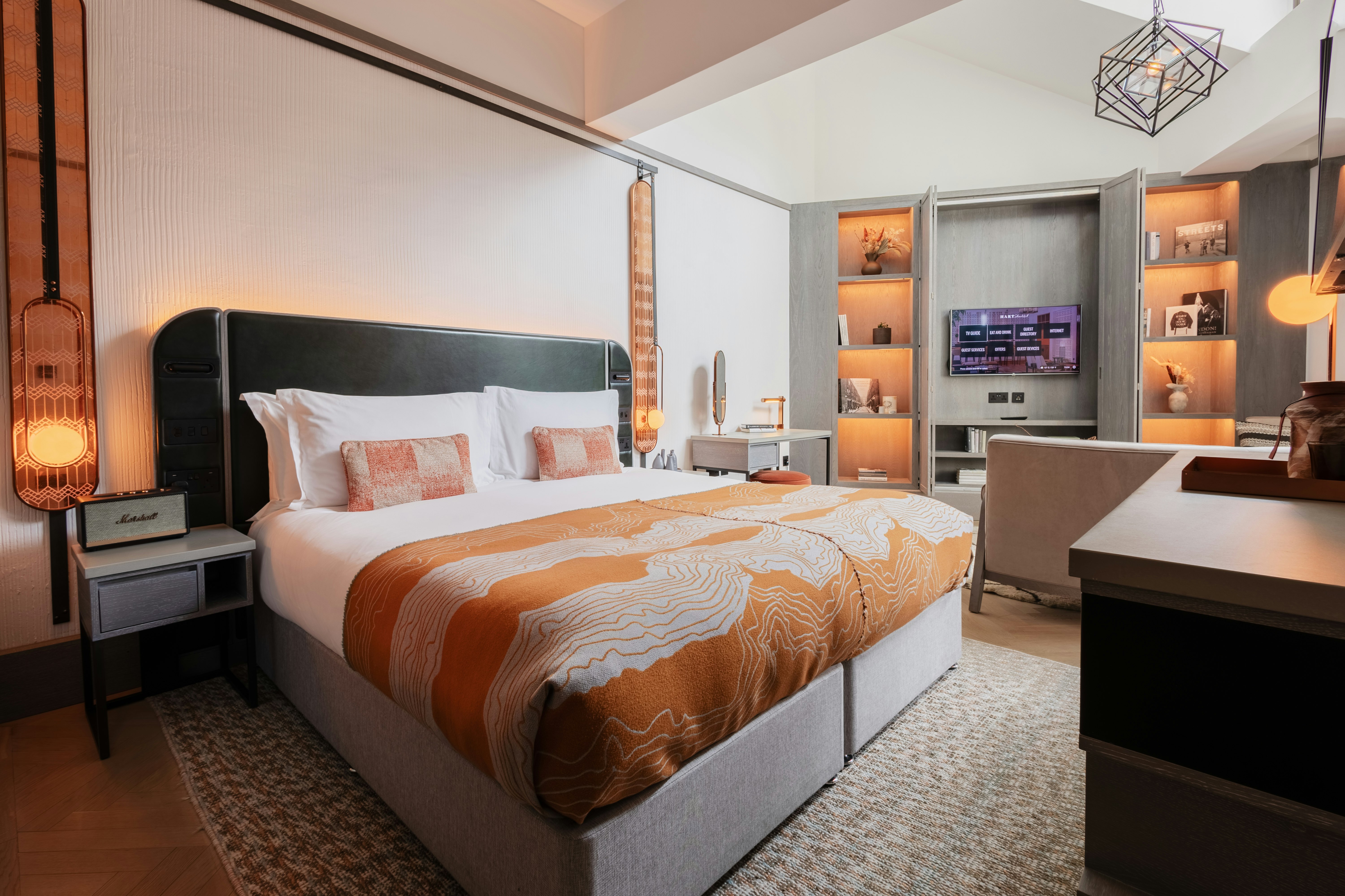 SKYLIGHT, SUITE, KING BED
